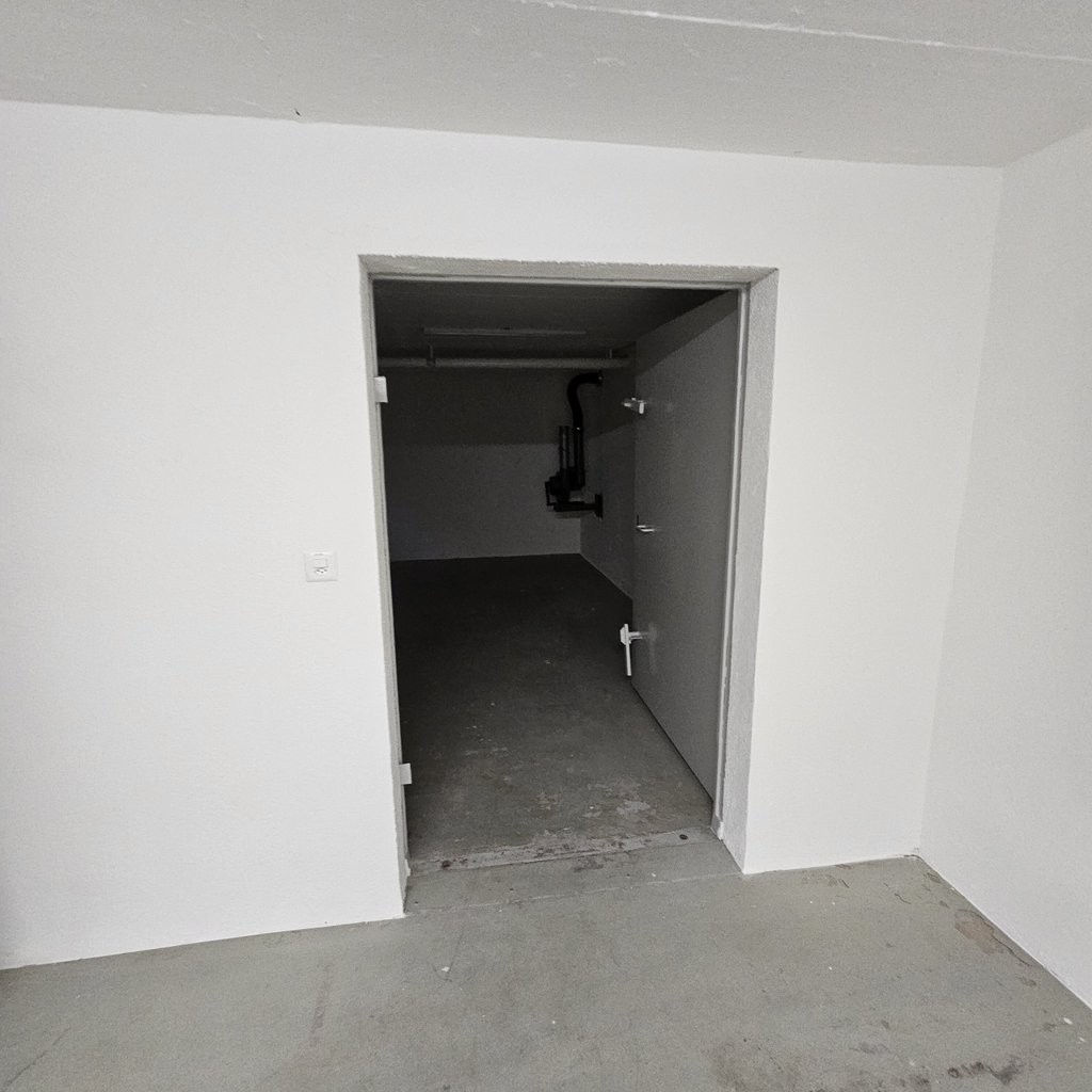 260m² storage room