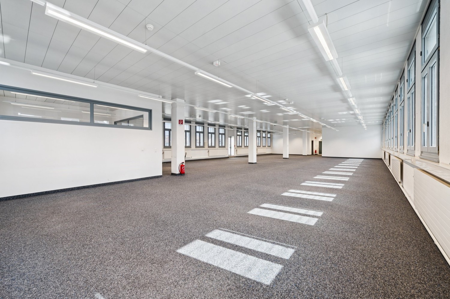 361m² office, photo 3 of 5