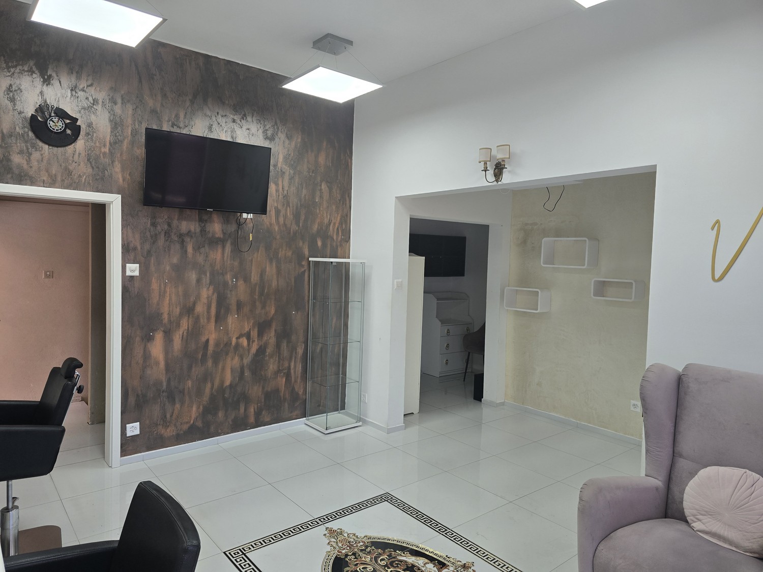 Commercial, photo 1 of 3