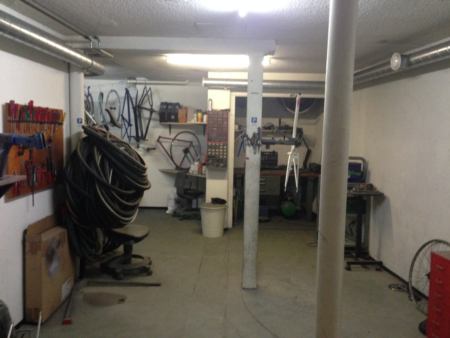 45m² workshop

Workshop / storage room on the 1st basement floor. 

Without daylight, with controlled ventilation, fresh air and exhaust air. 

Passage from neighboring room., photo 1 of 3