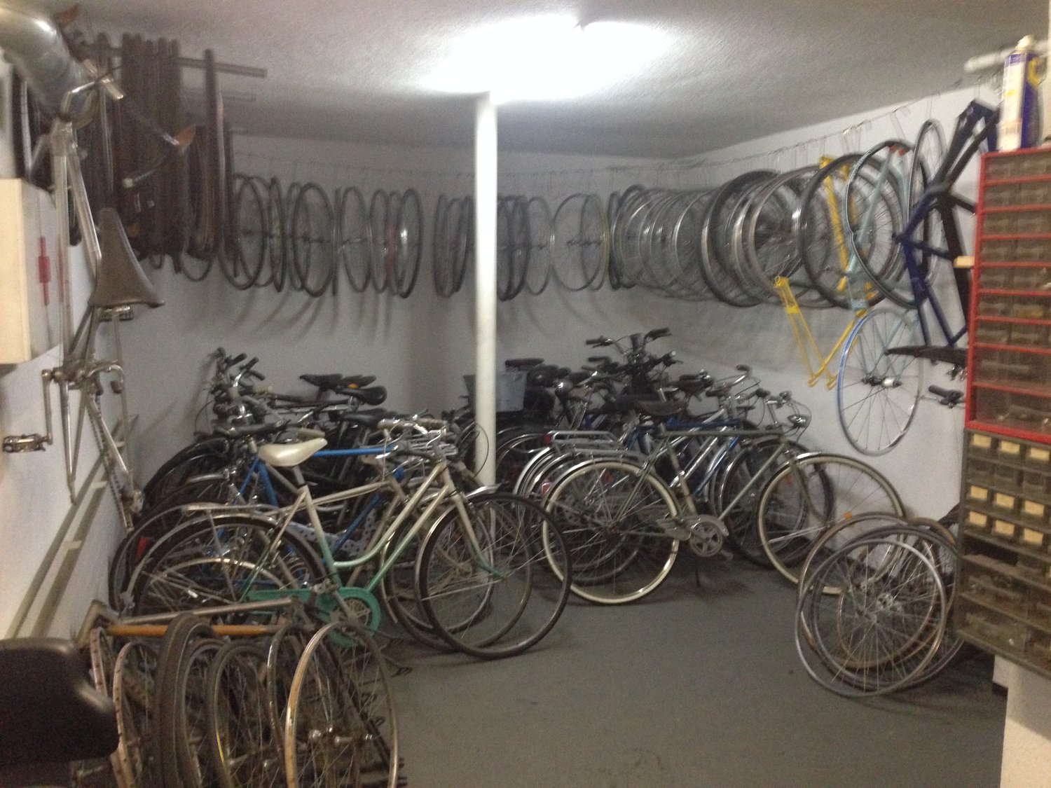 45m² workshop

Workshop / storage room on the 1st basement floor. 

Without daylight, with controlled ventilation, fresh air and exhaust air. 

Passage from neighboring room., photo 2 of 3