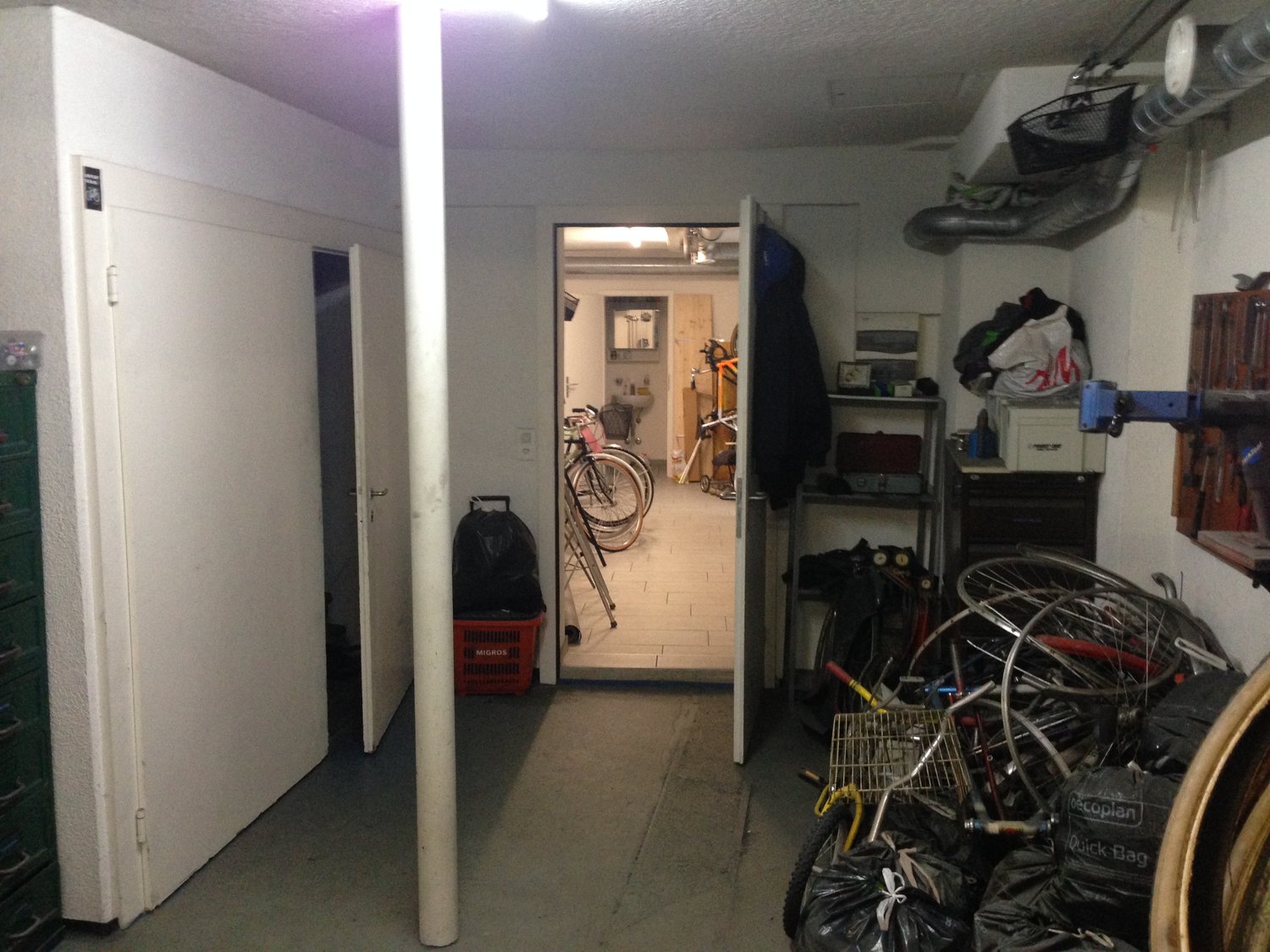 45m² workshop

Workshop / storage room on the 1st basement floor. 

Without daylight, with controlled ventilation, fresh air and exhaust air. 

Passage from neighboring room., photo 3 of 3
