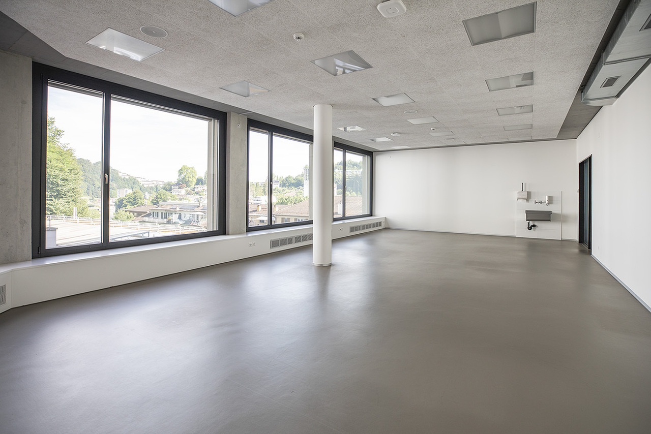 3205m² office, photo 3 of 10