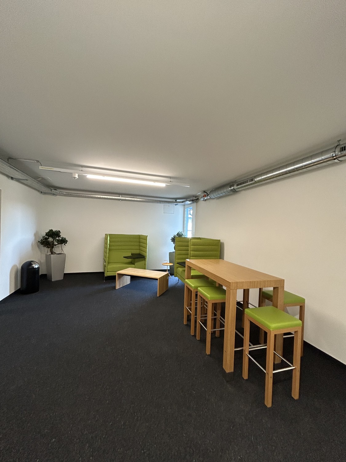 296m² office, photo 1 of 10