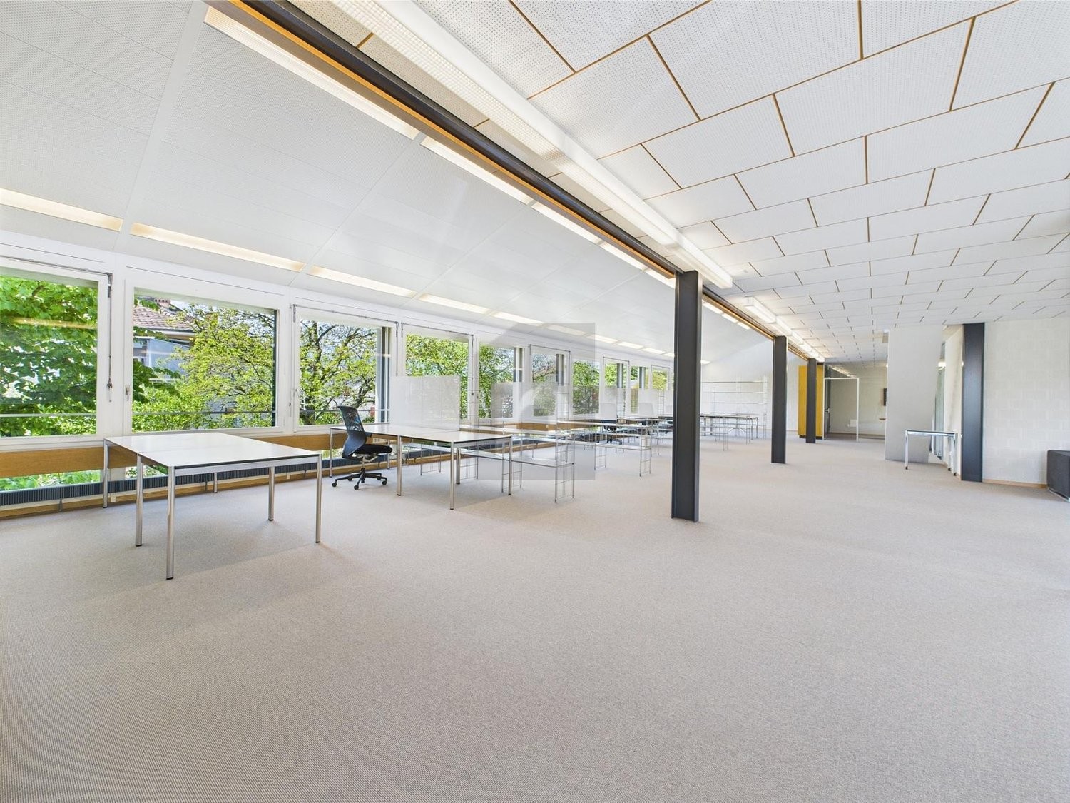 313m² office, photo 1 of 4