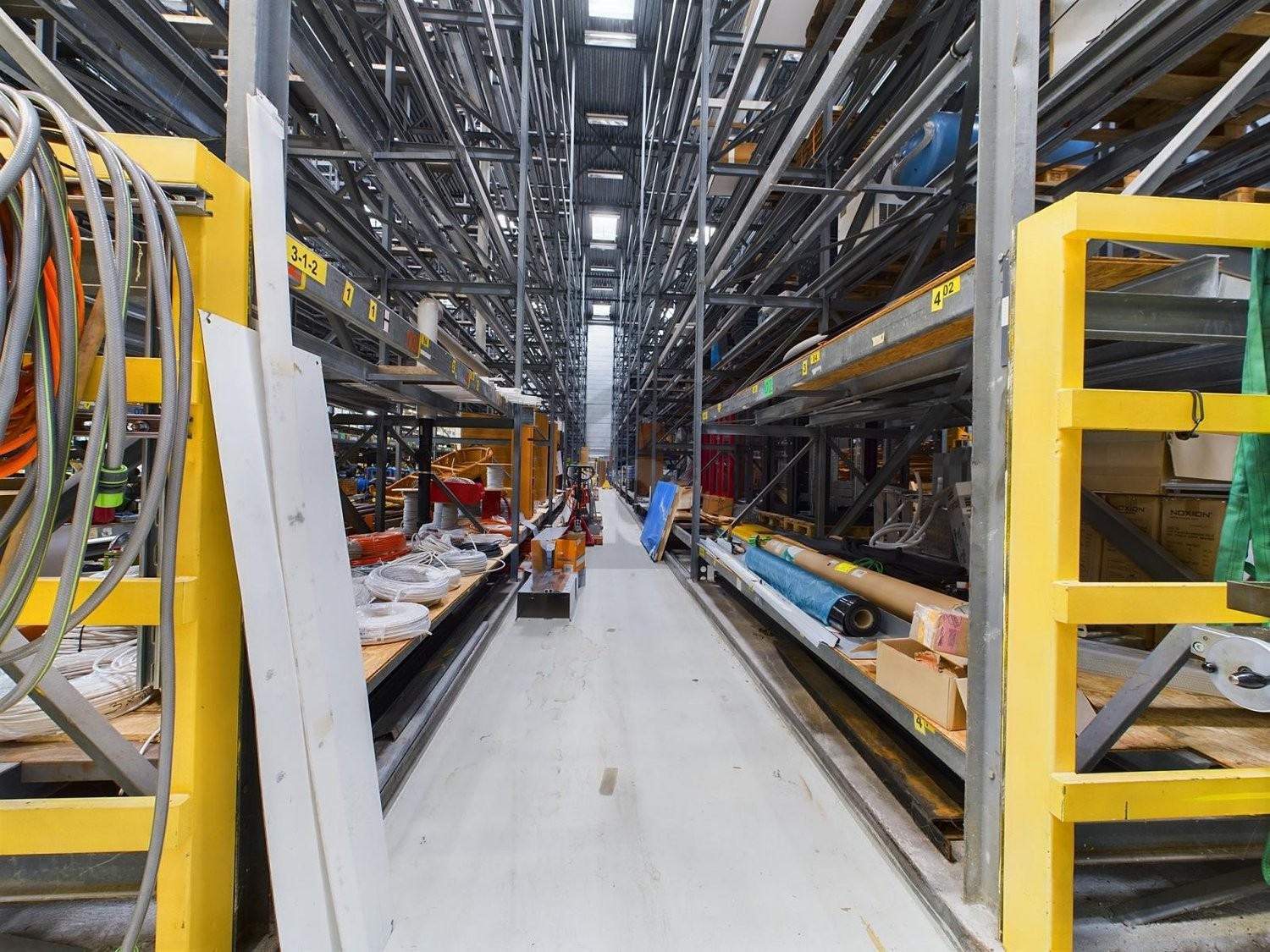 950m² industrial object, photo 2 of 4