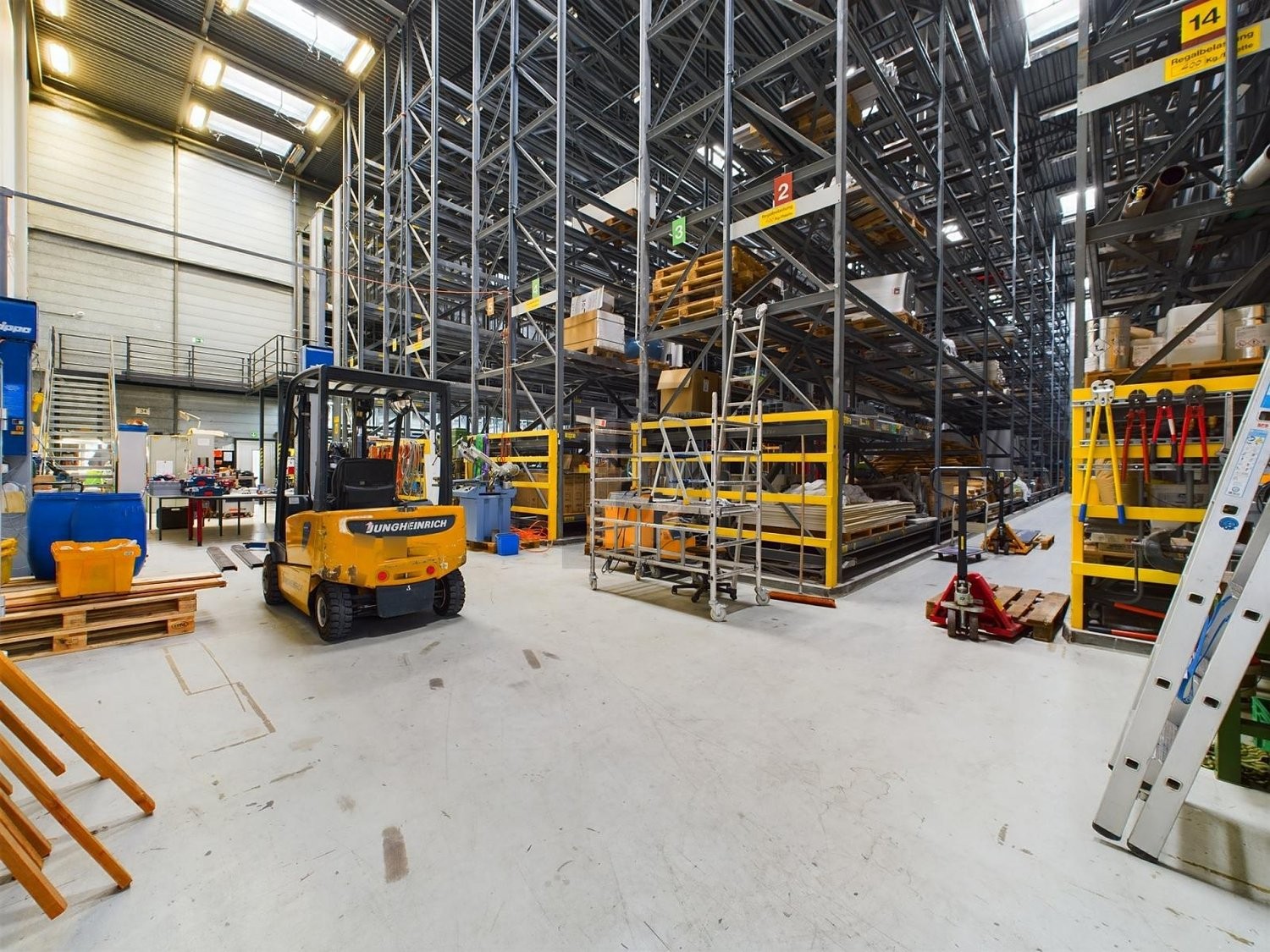 950m² industrial object, photo 1 of 4