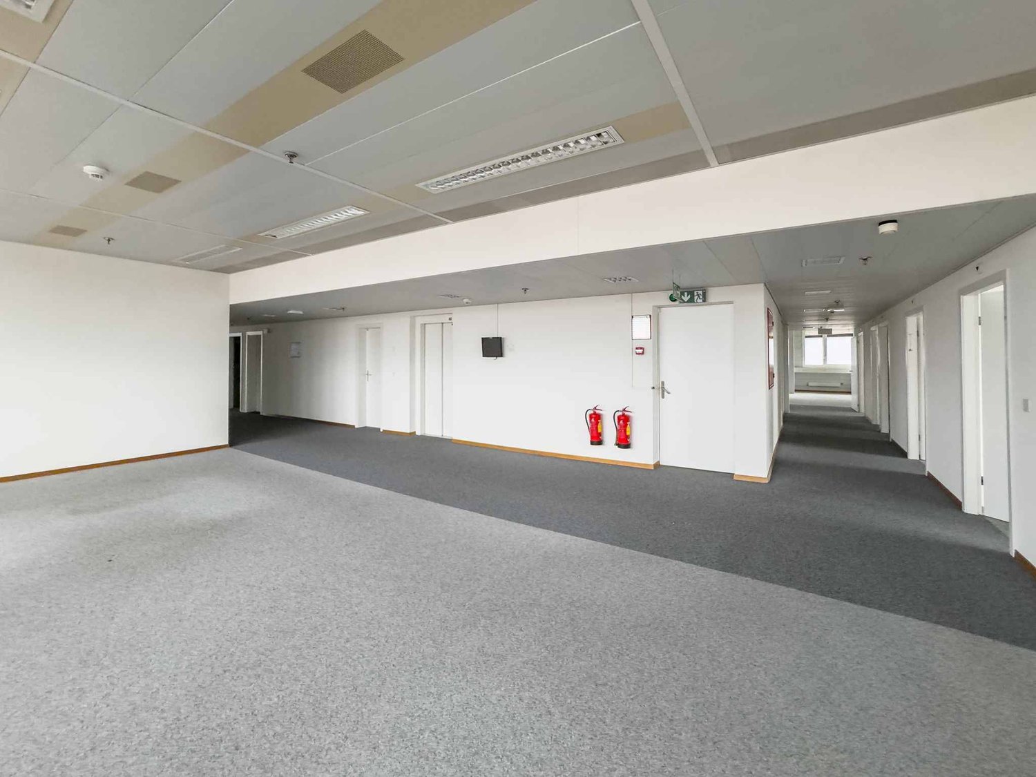 748m² office, photo 3 of 8