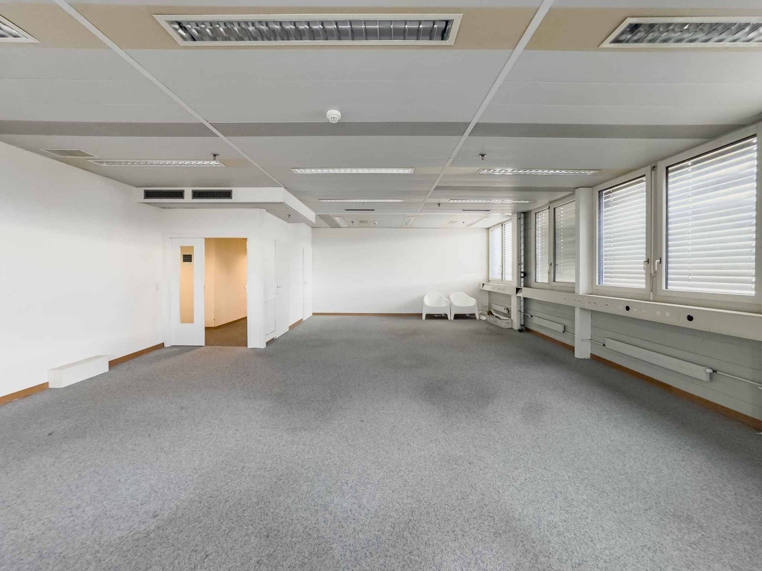 748m² office, photo 1 of 8