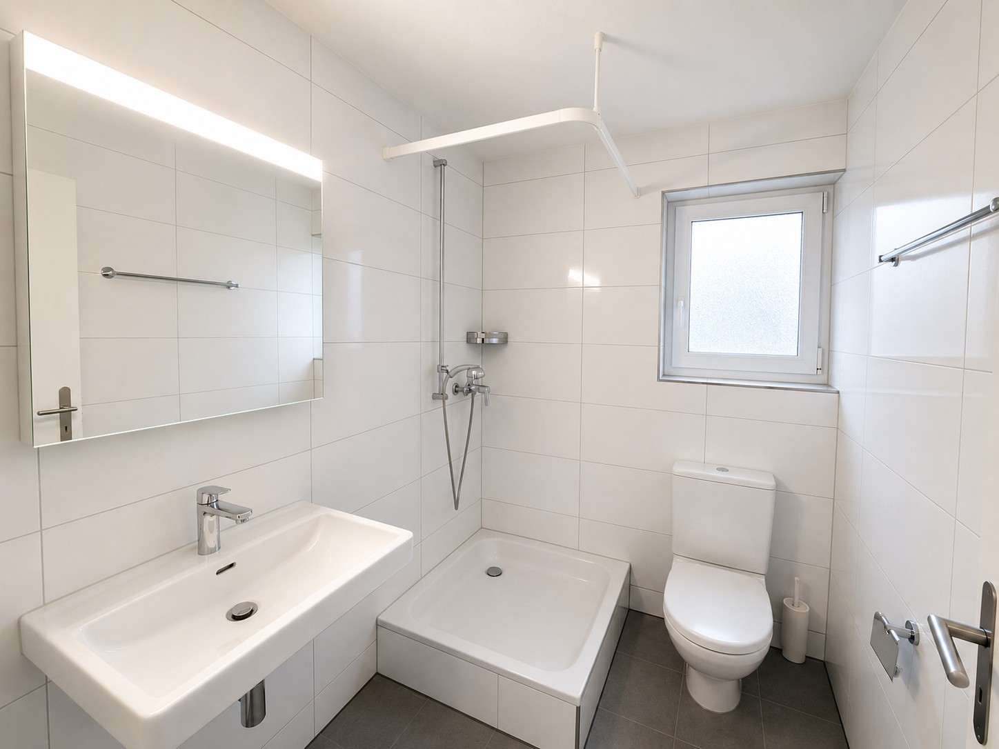 Appartement de 3 pièces

À louer, un appartement lumineux et bien entretenu avec un standard de finition moderne et intemporel.

L'appartement séduit par ses pièces spacieuses et baignées de lumière, une cuisine moderne avec appareils encastrés ainsi qu'une salle de bain lumineuse avec fenêtre. Le b