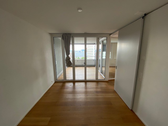 Bright 3.5-room apartment with city view and balcony on the 8th floor, photo 7 of 7