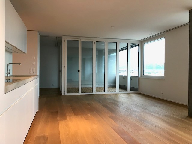 Bright 3.5-room apartment with city view and balcony on the 8th floor, photo 3 of 7