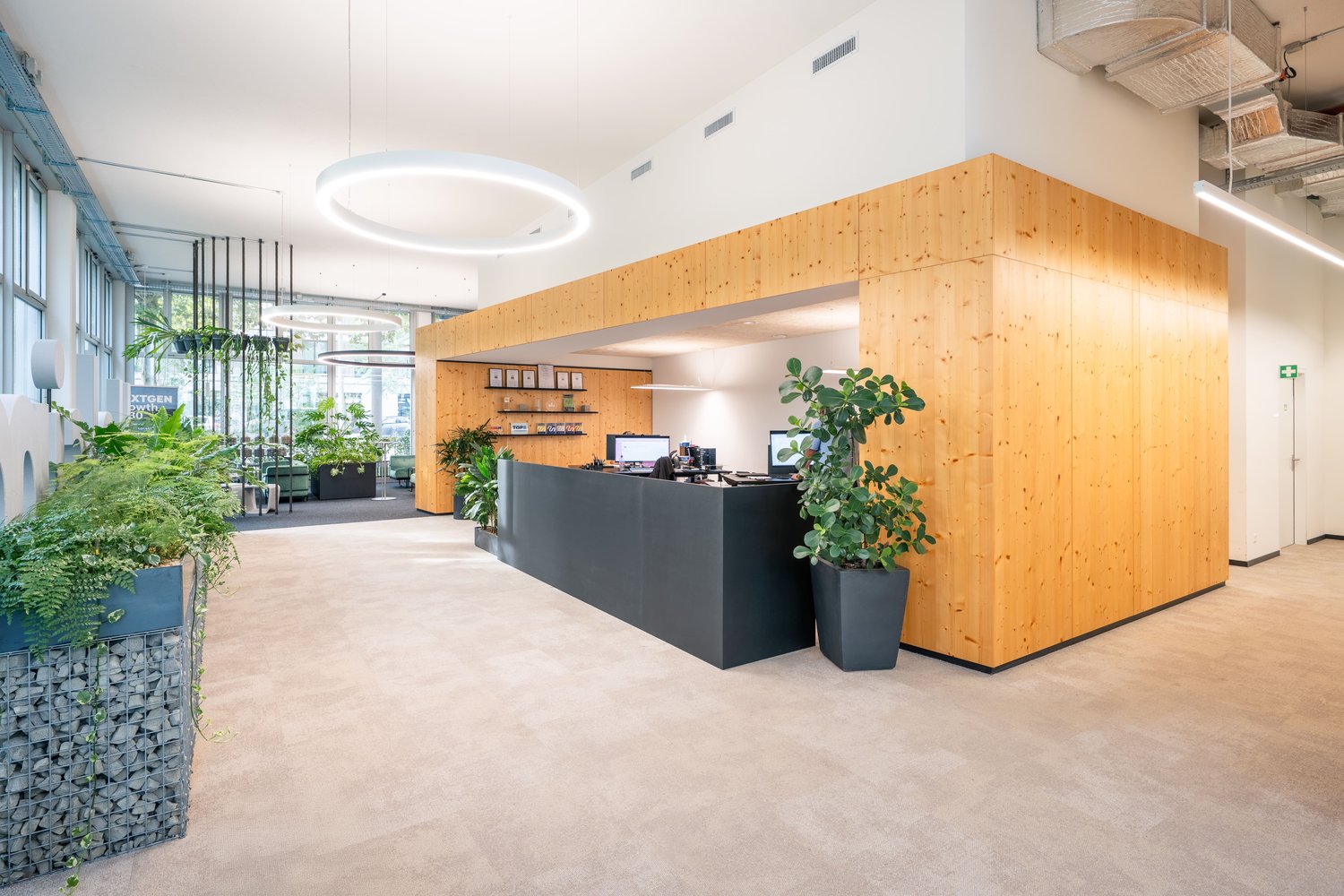 2800m² office, photo 1 of 8