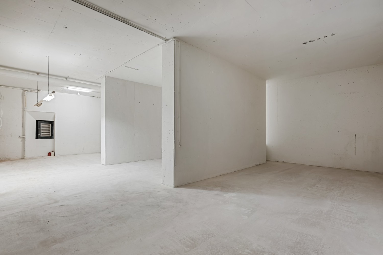 210m² salle de hobby, photo 2 sur 8
