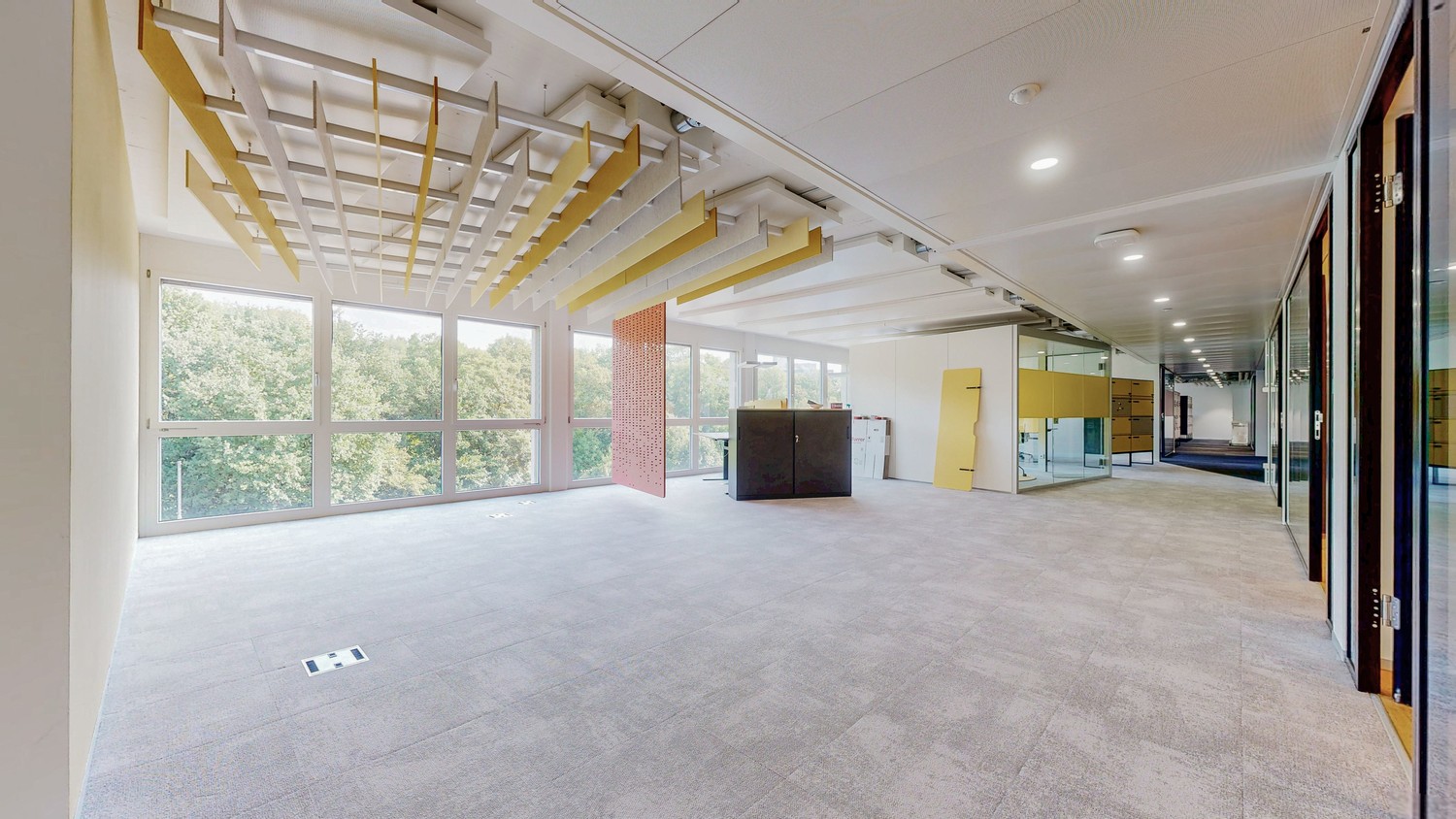 1068m² office