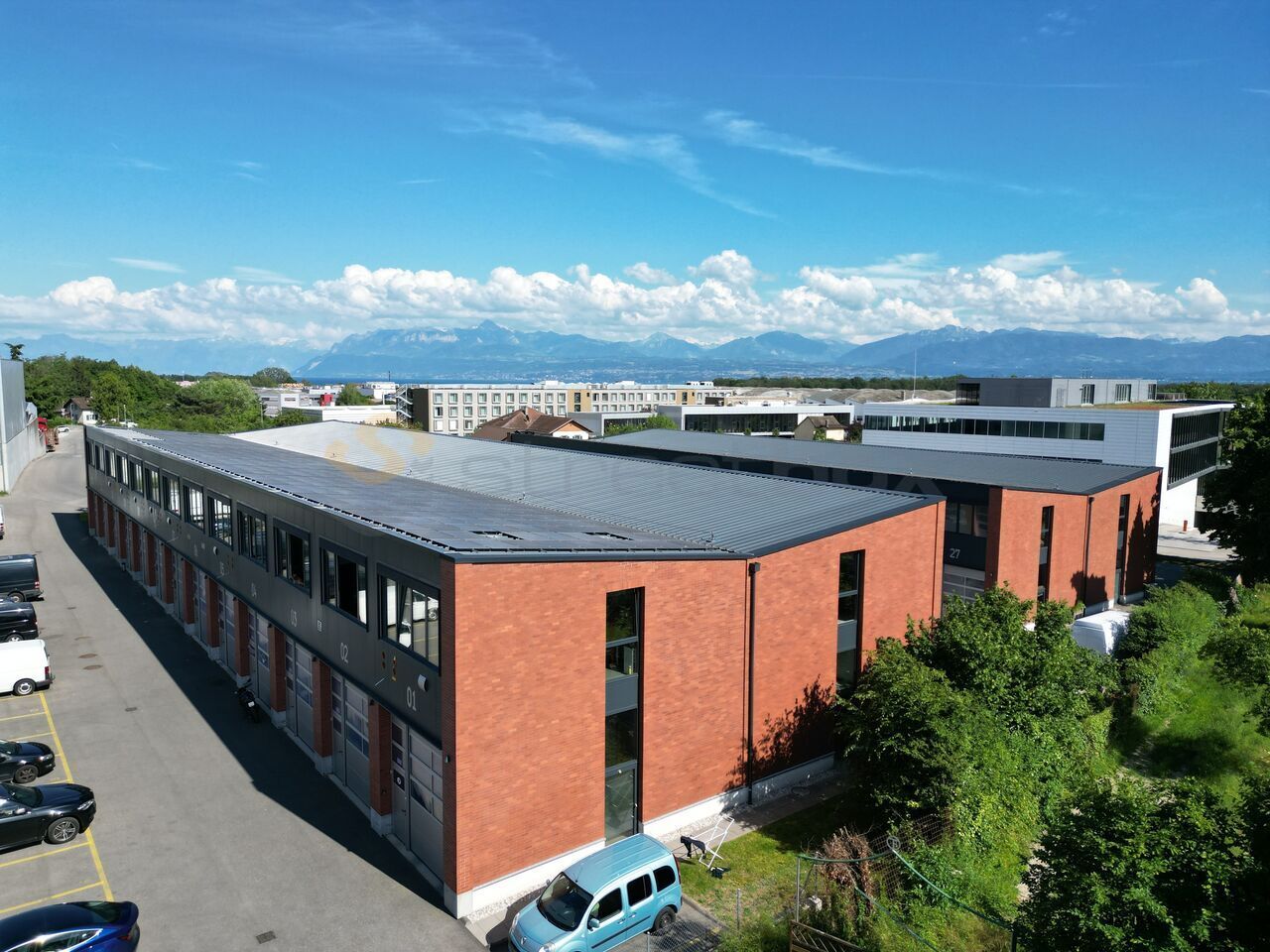172m² commercial

Streetbox double n41 et 42

For SMEs, freelancers and private, surfaces of 172 m2 on 2 levels
Very well located close to amenities and highway
Ground level access
Depth: 12 m
Ceiling height: 4.30 m
Ground floor floor load: 1000 kg/m2
Amperage: 16A, 30 mA three-phase

100% modular h