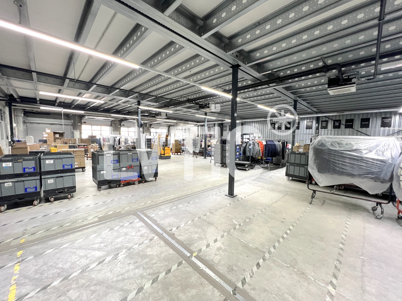 2200m² storage room