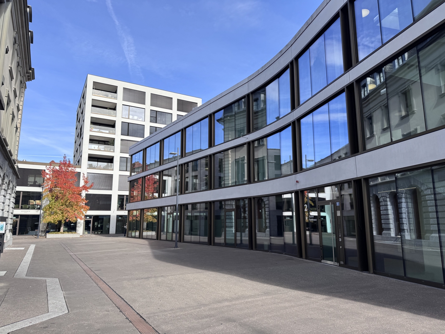 702m² office, photo 1 of 5