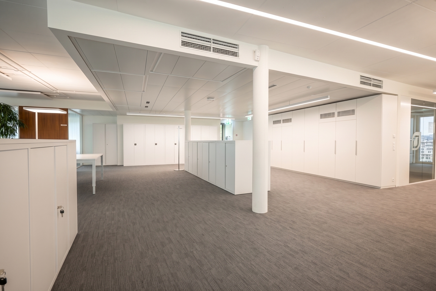 702m² office, photo 2 of 5