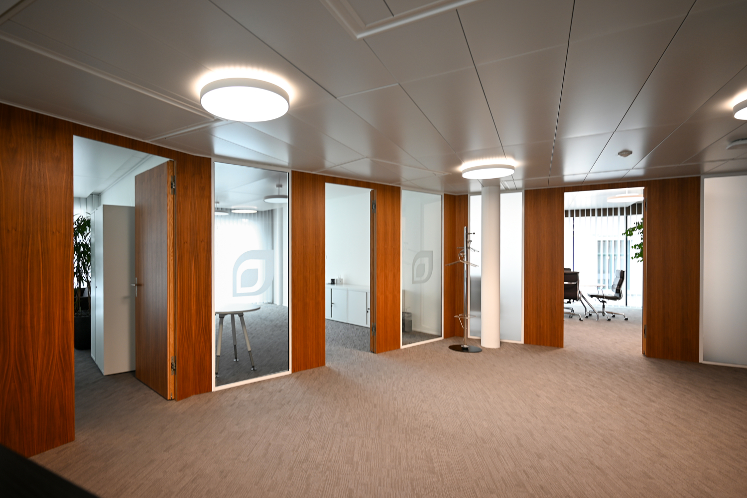 702m² office, photo 3 of 5