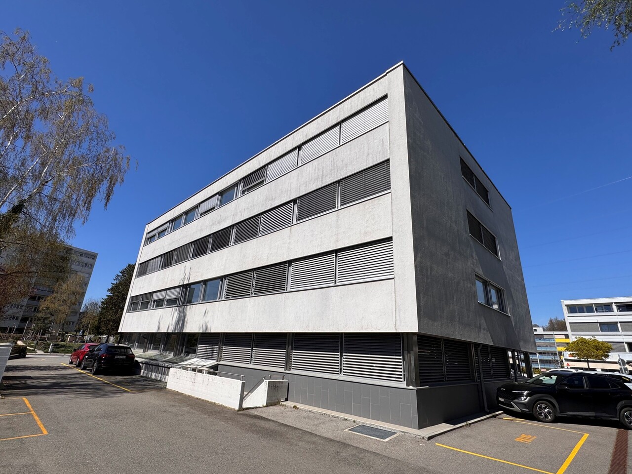 340m² office, photo 1 of 8