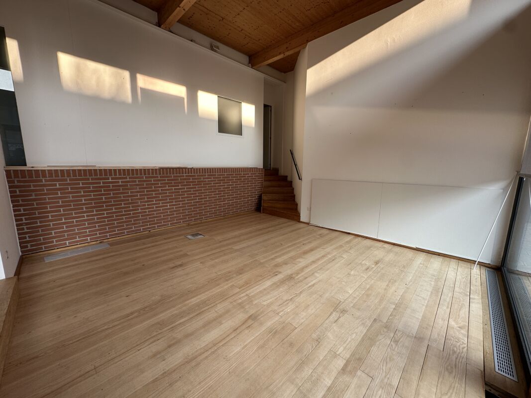 100m² office
