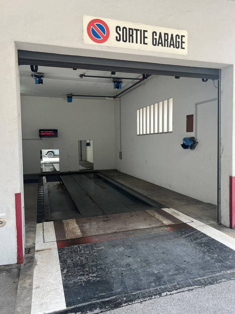 Underground slot, photo 1 of 5