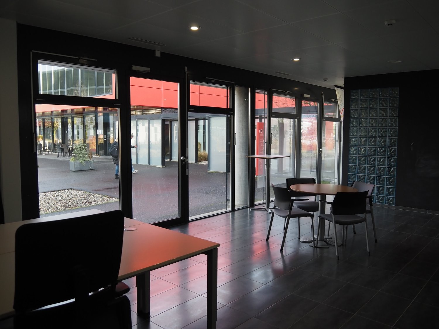 82m² shop, photo 1 of 5