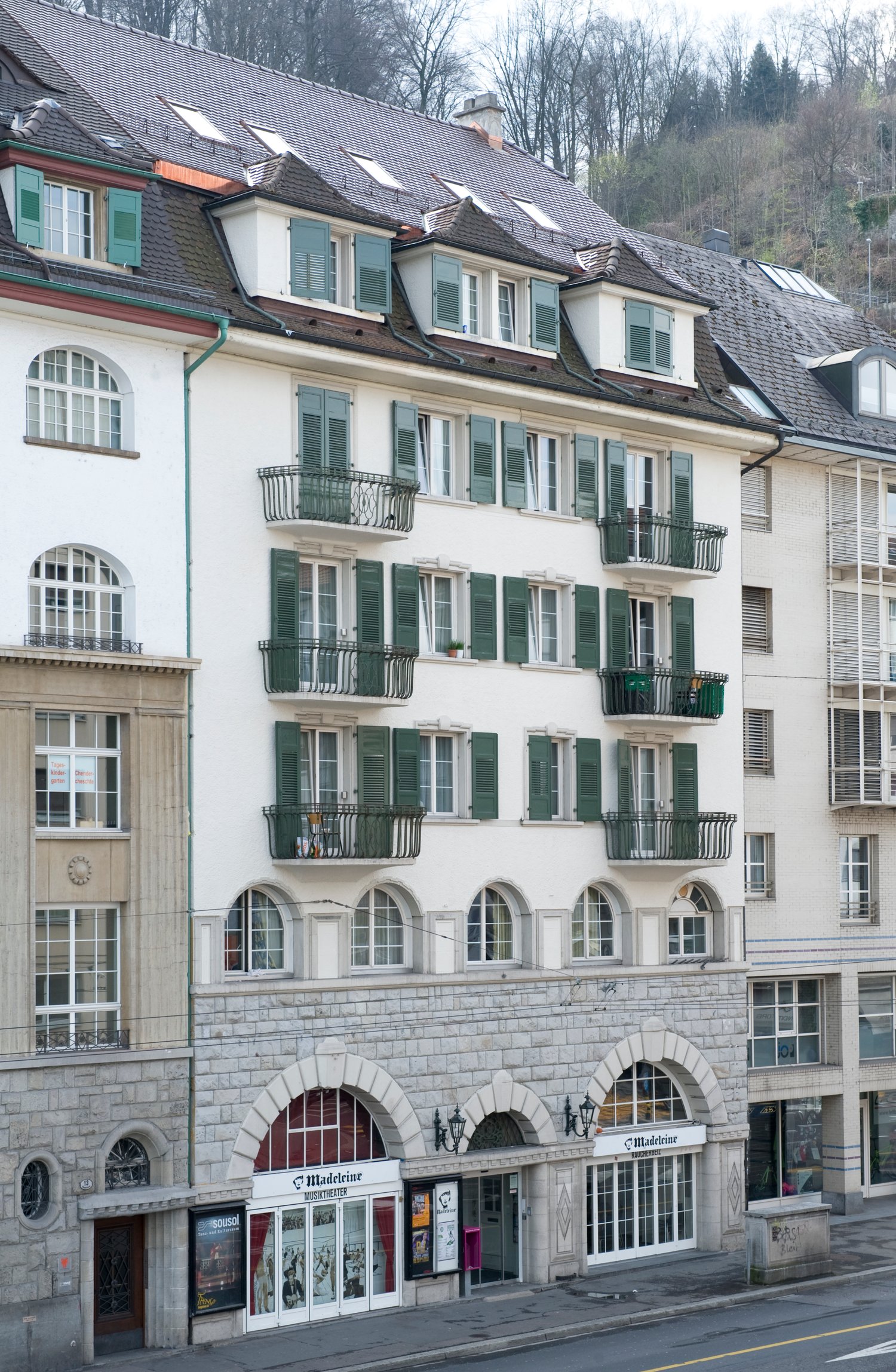 200m² living / commercial building, photo 1 of 9