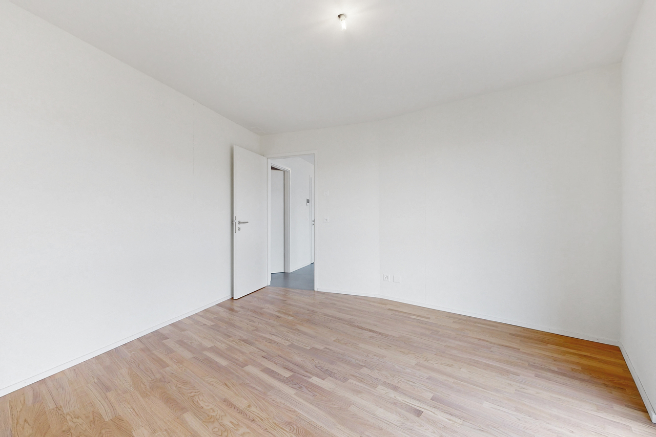 3 ½ rooms apartment

3.5 room apartment on the 2nd floor at Rue du Chêne 39 in Renens.

It consists as follows:

- 2 bedrooms
- a fully equipped and open kitchen
- a bathroom + wc with the washing machine/dryer column
- a separate WC
- two balconies
- a cellar

Available from 1.10.2026

Price: CHF 2, photo 4 of 5