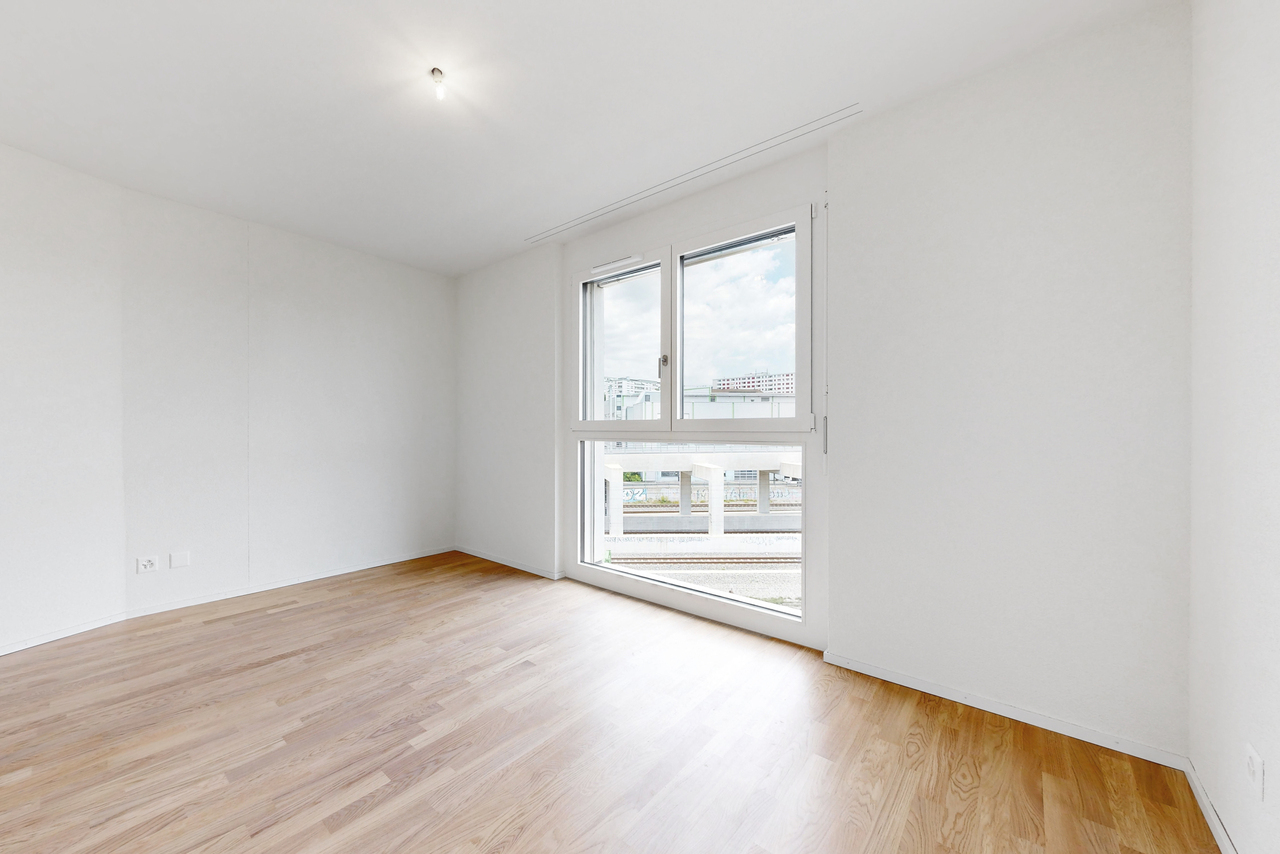 3 ½ rooms apartment

3.5 room apartment on the 2nd floor at Rue du Chêne 39 in Renens.

It consists as follows:

- 2 bedrooms
- a fully equipped and open kitchen
- a bathroom + wc with the washing machine/dryer column
- a separate WC
- two balconies
- a cellar

Available from 1.10.2026

Price: CHF 2, photo 5 of 5