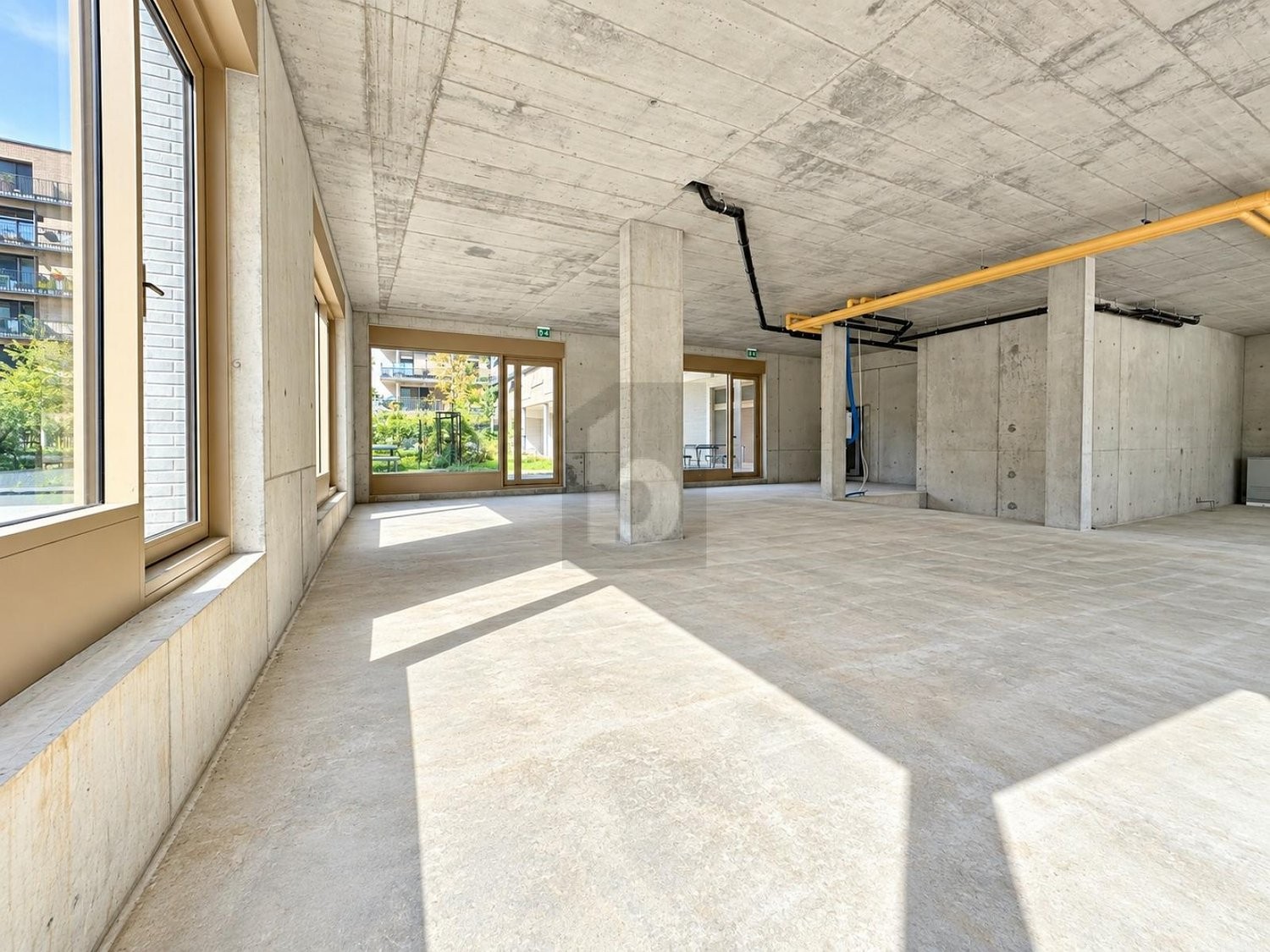 160m² shop