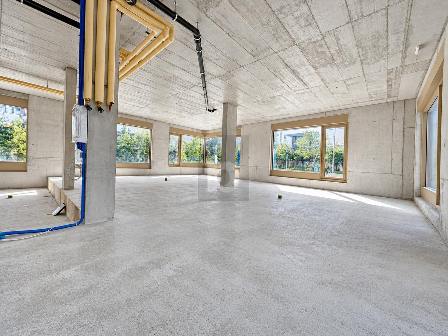160m² shop