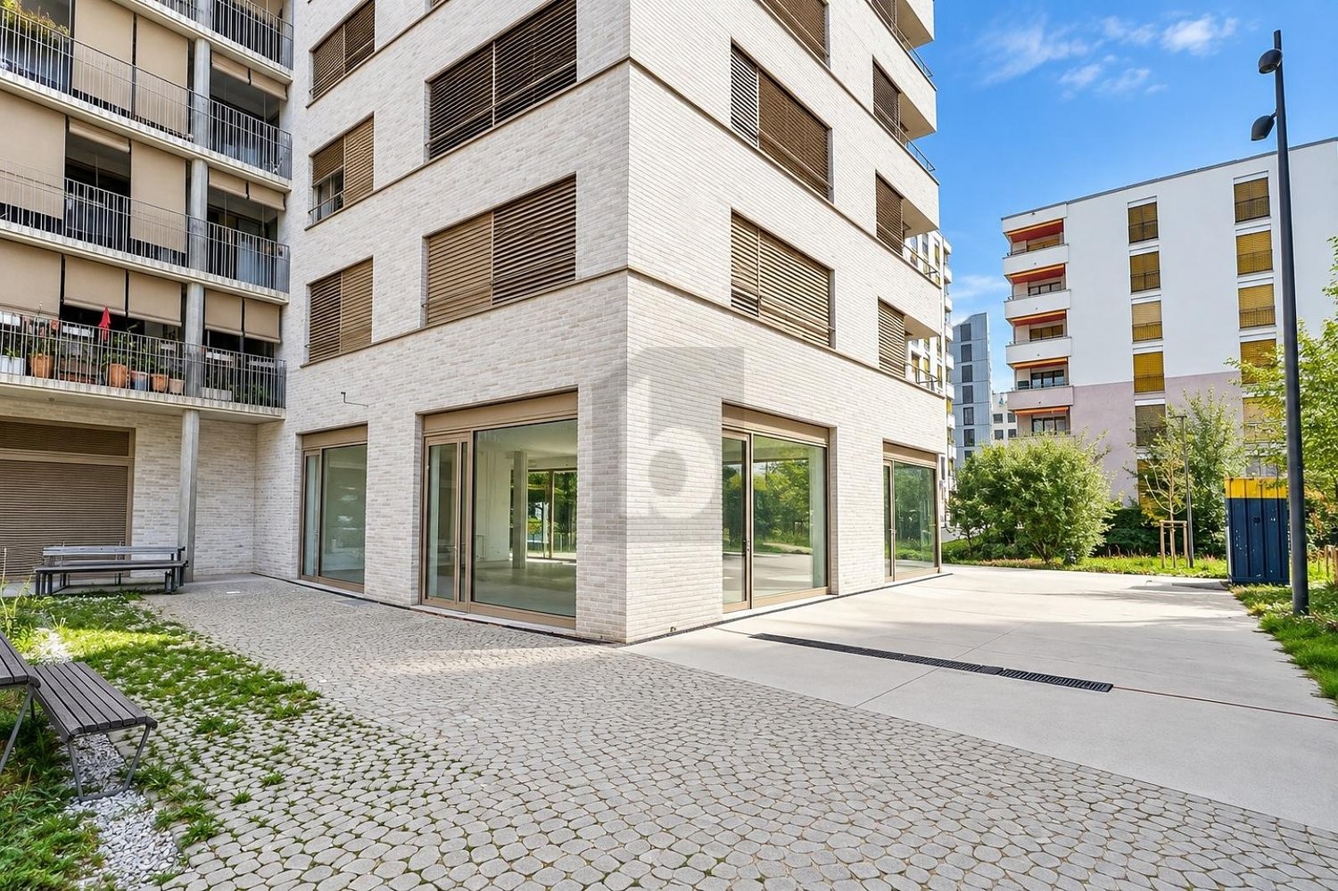 160m² shop
