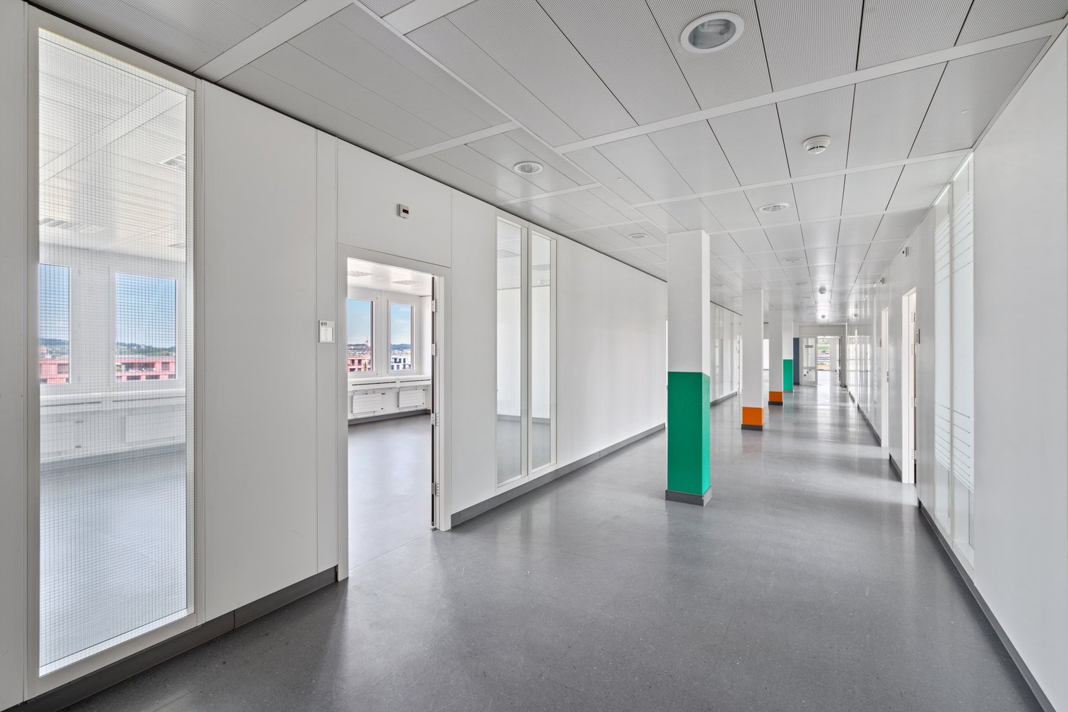 950m² office, photo 2 of 10