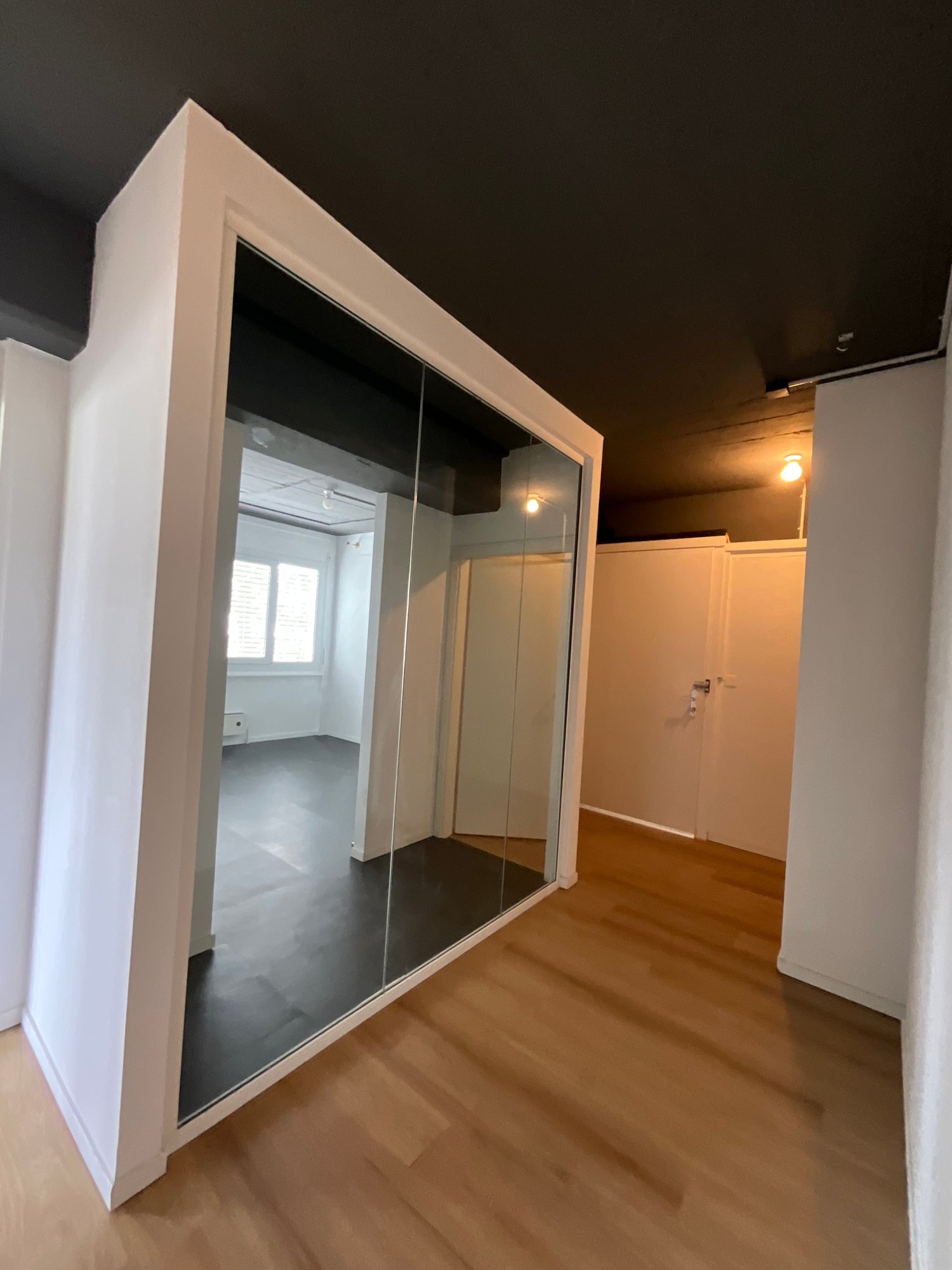 Büro

Gelegen in Préverenges 4, 1026 Denges, bietet diese geräumige Gewerbefläche von ca. 120 m² eine grosse, helle Fläche, ideal für Büros oder eine gewerbliche Tätigkeit.

Die Fläche profitiert von einer ausgezeichneten Erreichbarkeit dank direktem Zugang zum Warenlift, was Lieferungen und den Tra