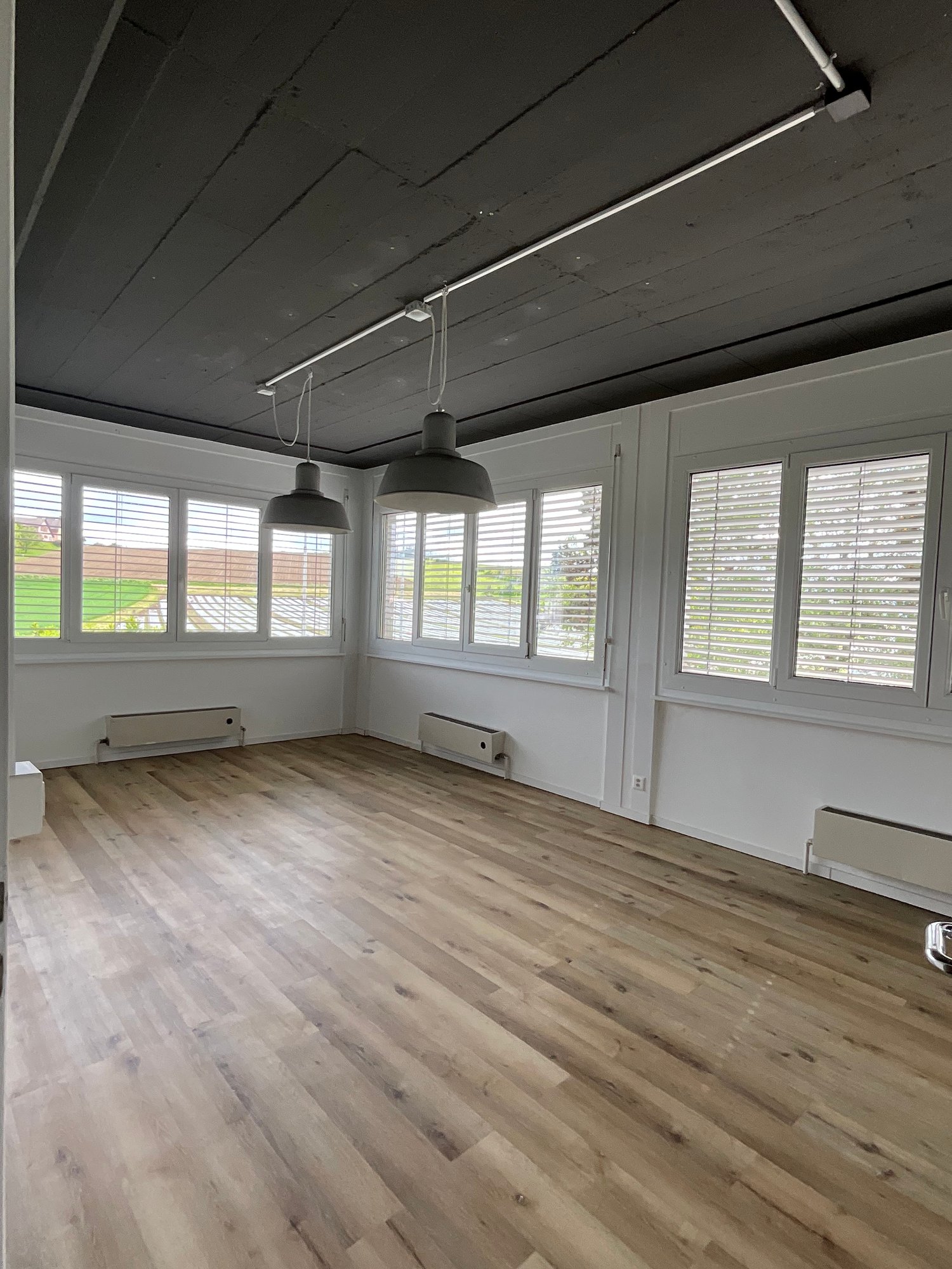 Büro

Gelegen in Préverenges 4, 1026 Denges, bietet diese geräumige Gewerbefläche von ca. 120 m² eine grosse, helle Fläche, ideal für Büros oder eine gewerbliche Tätigkeit.

Die Fläche profitiert von einer ausgezeichneten Erreichbarkeit dank direktem Zugang zum Warenlift, was Lieferungen und den Tra