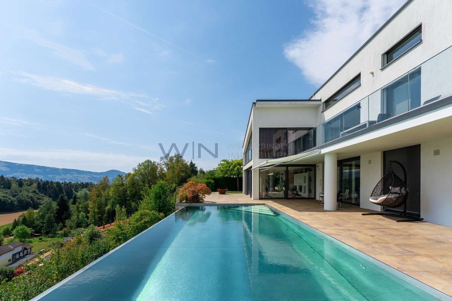 8 ½ rooms villa, photo 1 of 9