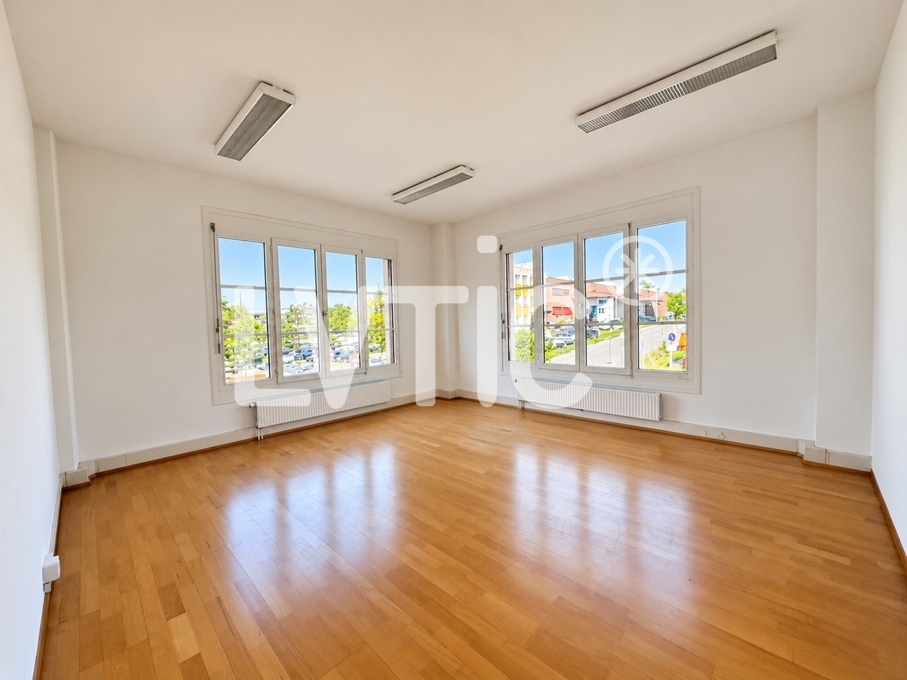 180m² office