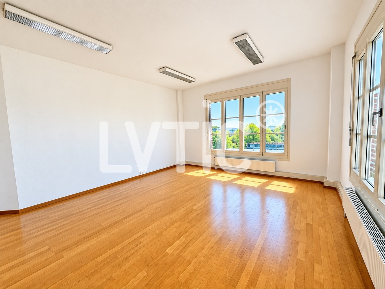180m² office