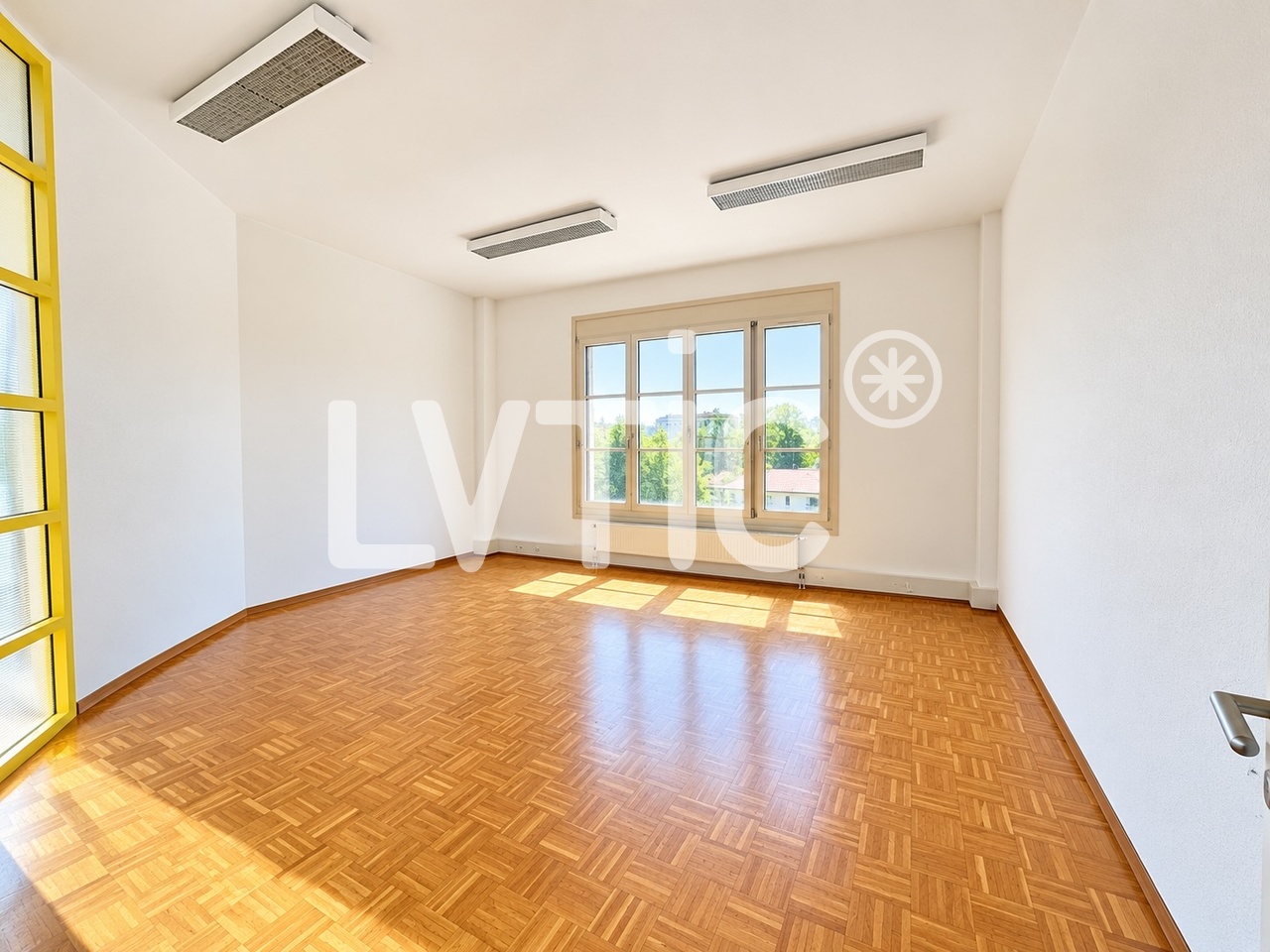 180m² office
