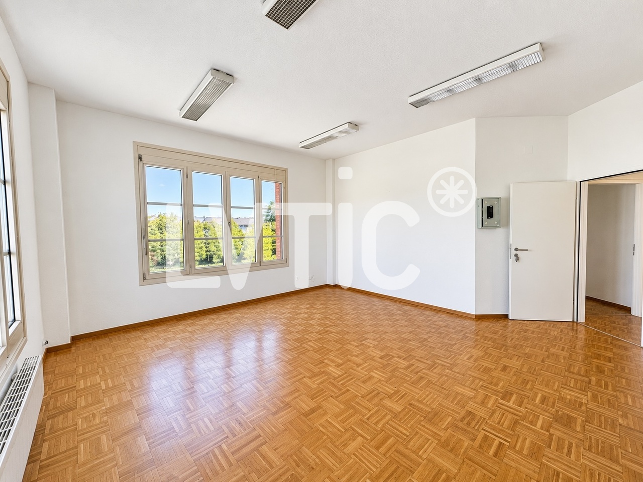 180m² office