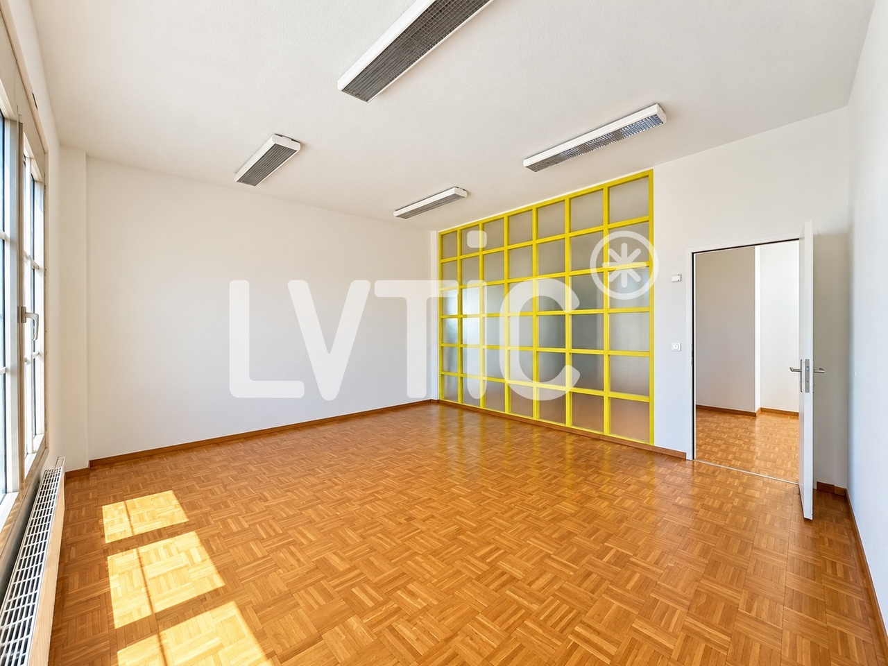 180m² office
