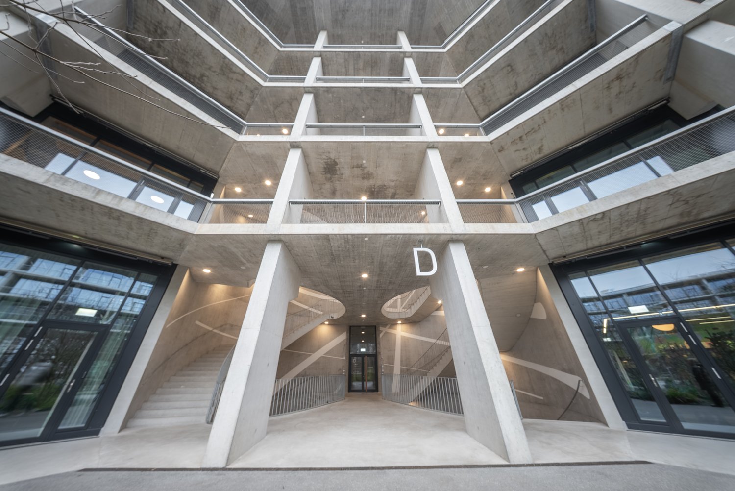 2468m² commercial, photo 1 of 10