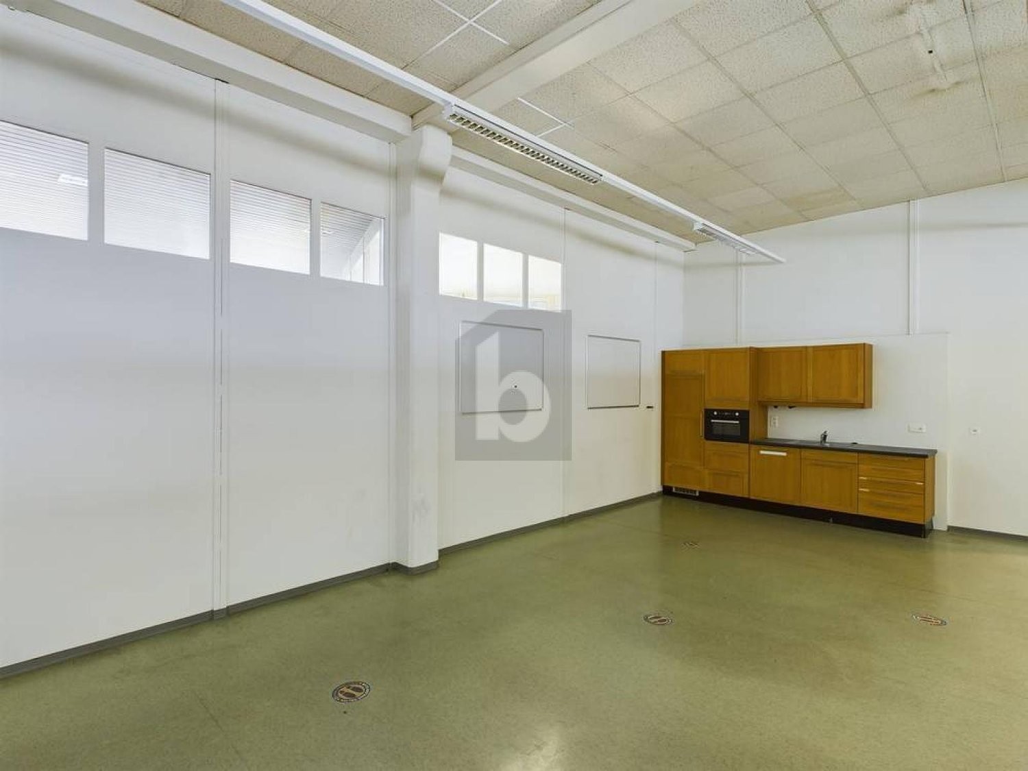 300m² office, photo 3 of 3