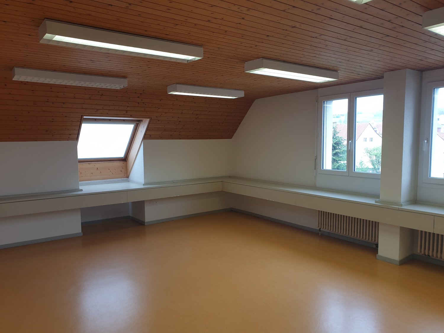 290m² office