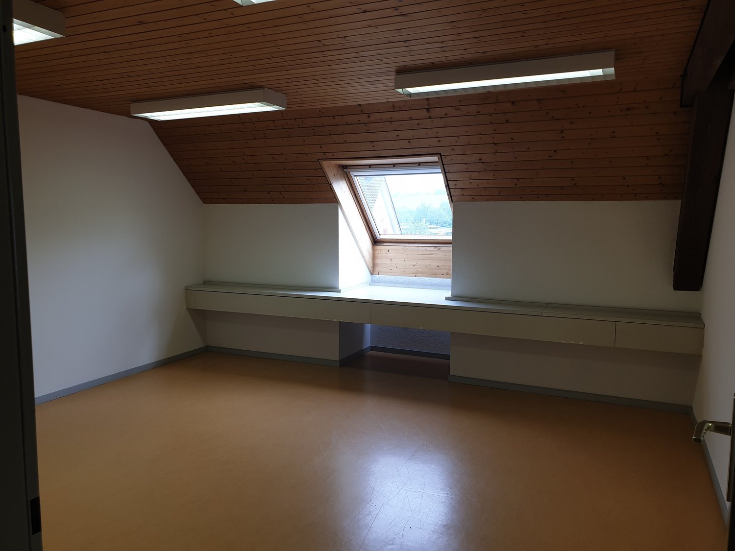 290m² office