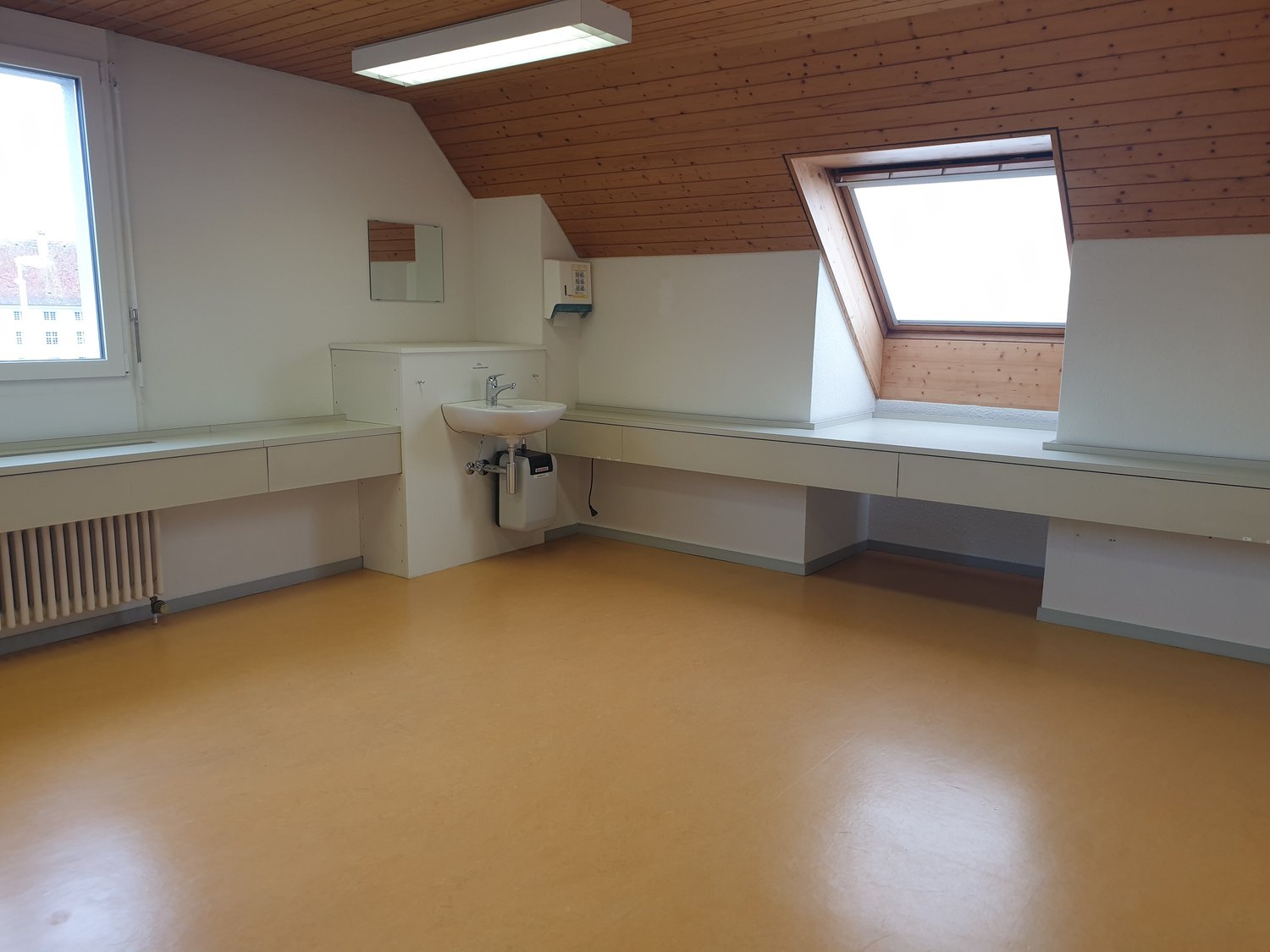 290m² office