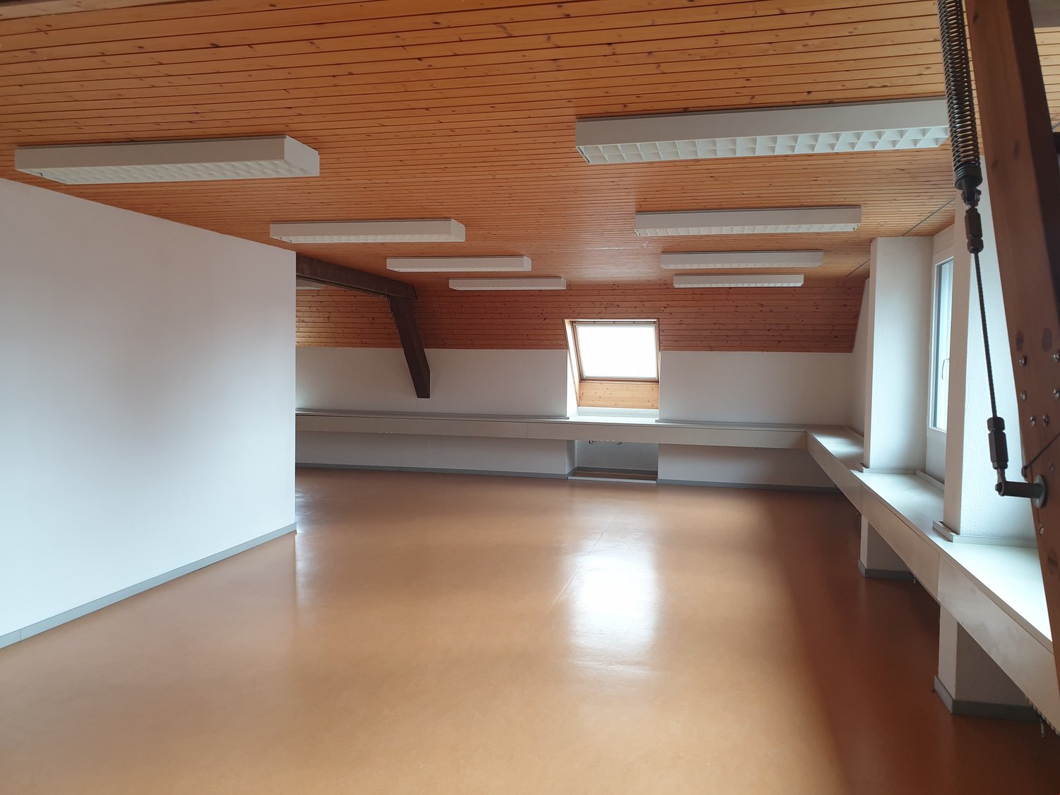 290m² office