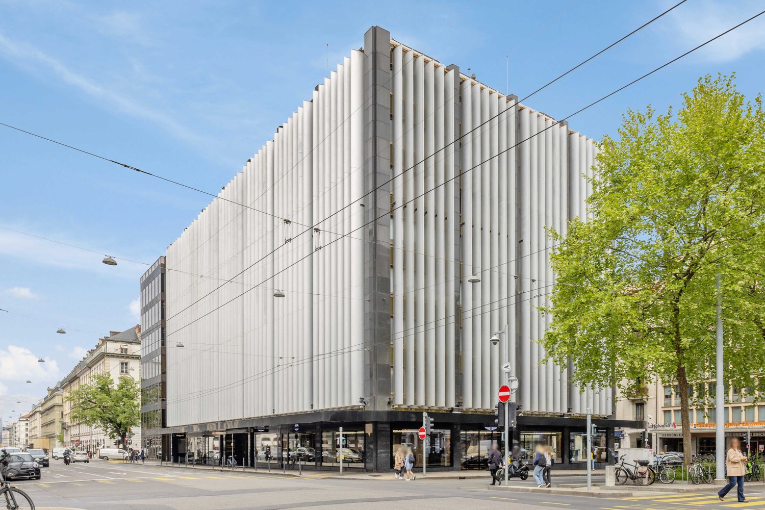 800m² shop, photo 1 of 3